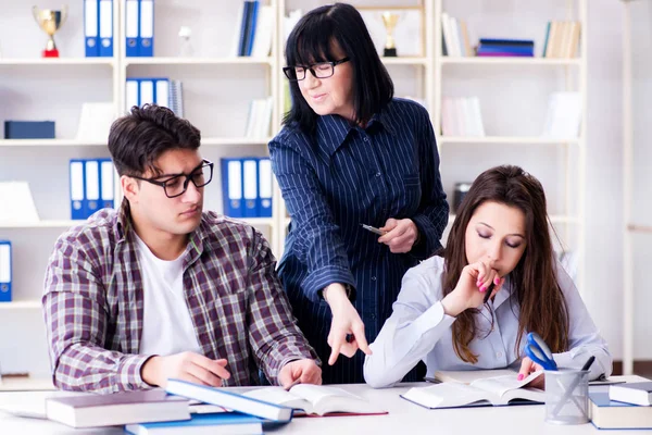 Jeune étudiant et enseignant pendant la leçon de tutorat — Photo