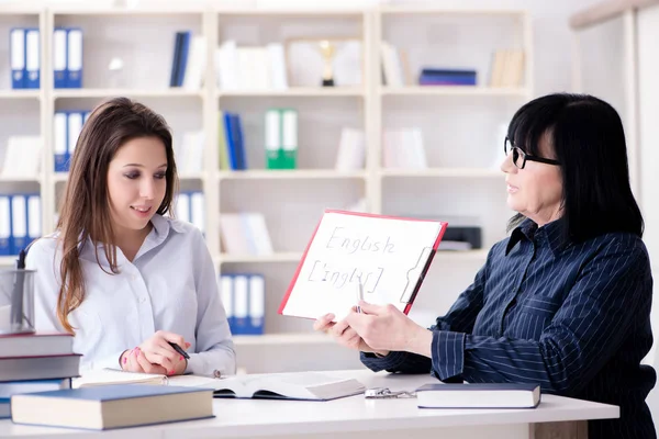 Joven estudiante y profesor durante la lección de tutoría — Foto de Stock