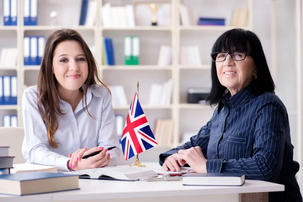 Jonge buitenlandse student tijdens Engelse les — Stockfoto