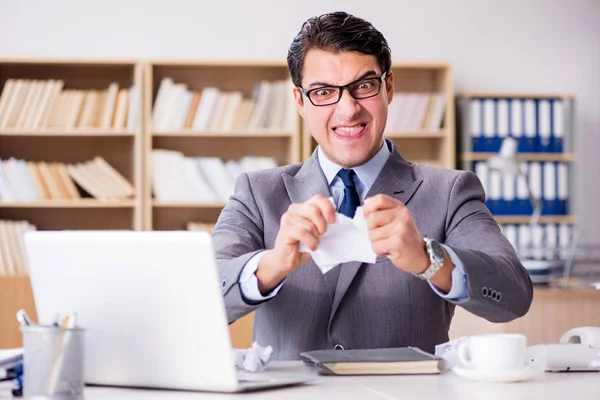 Homem de negócios irritado com muito trabalho no escritório — Fotografia de Stock