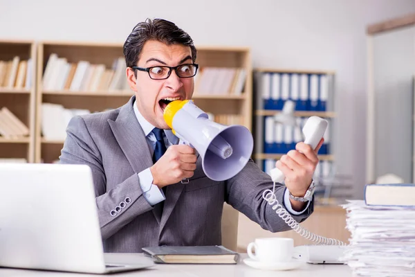 Wütender Geschäftsmann mit zu viel Arbeit im Amt — Stockfoto