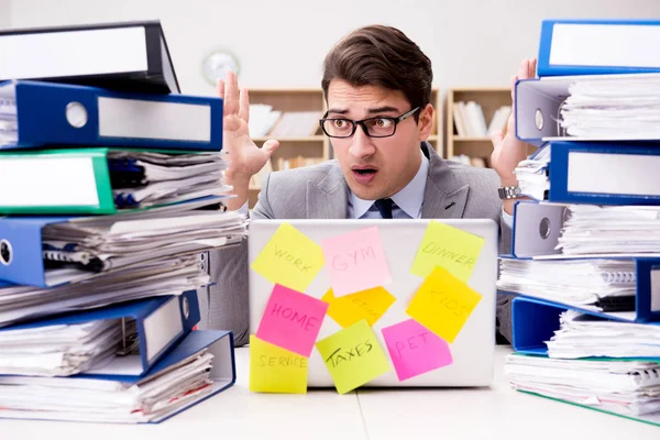 Empresario luchando con múltiples prioridades — Foto de Stock