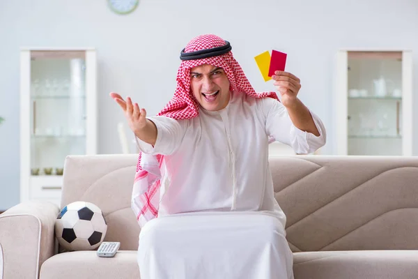 Árabe hombre viendo deporte fútbol en tv —  Fotos de Stock