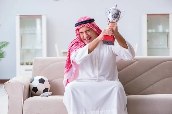 Arab muž sledující sportovní fotbal v televizi — Stock fotografie