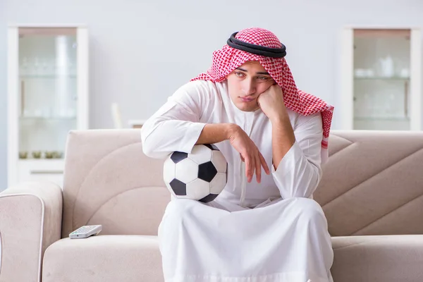 Arabisk man tittar sport fotboll på tv — Stockfoto