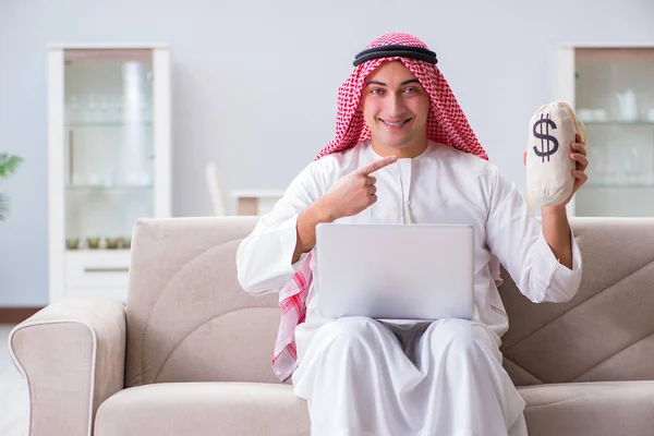 Arabisk affärsman som sitter i soffan — Stockfoto