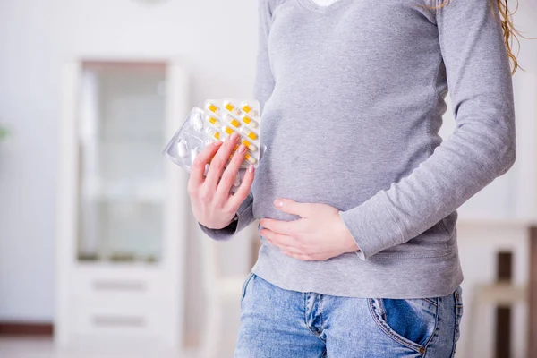 Zwangere vrouw die pillen neemt tijdens de zwangerschap — Stockfoto