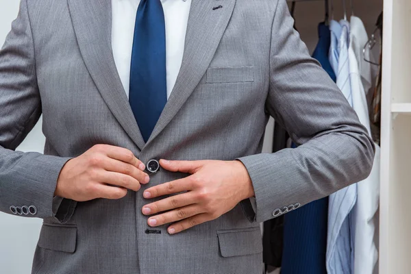 Geschäftsmann verkleidet sich für die Arbeit — Stockfoto