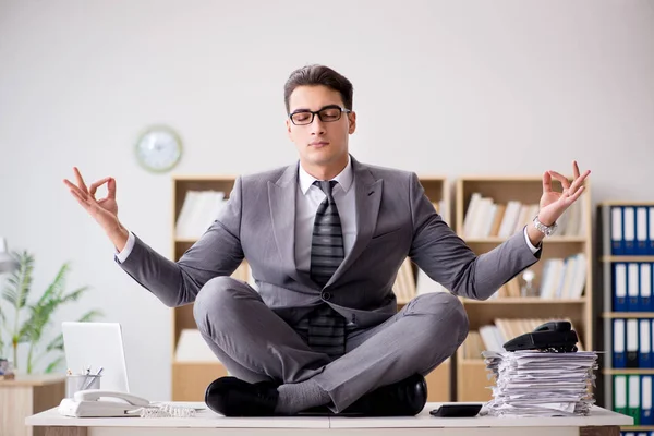 若い実業家が事務所で瞑想し — ストック写真
