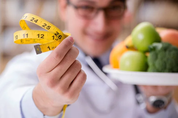 Médico en concepto de dieta con frutas y verduras —  Fotos de Stock