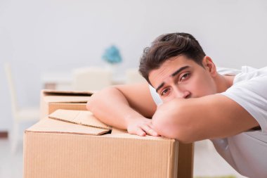 Evdeki kutuları taşıyan adam.