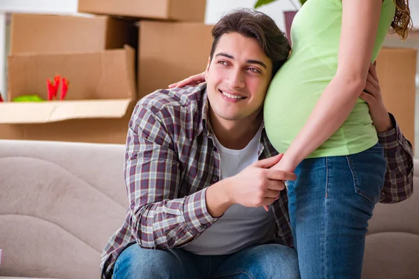 Молода пара чоловіка і вагітна дружина очікують дитину — стокове фото