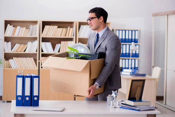 Homme déménageant bureau avec boîte et ses effets personnels — Photo