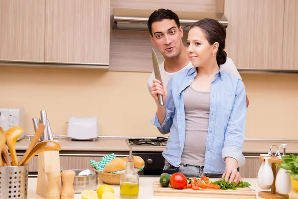 Молодая семья на кухне — стоковое фото