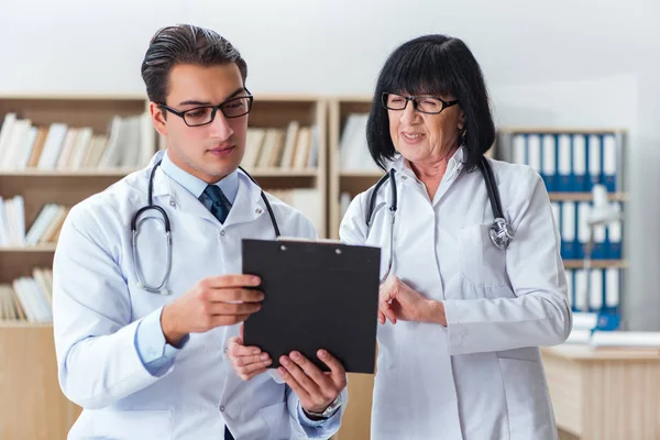 Due medici che lavorano in laboratorio — Foto Stock