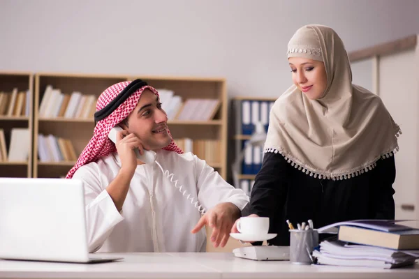 Coppia di arabe uomo e donna — Foto Stock