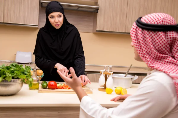 Junge arabische Familie in der Küche — Stockfoto