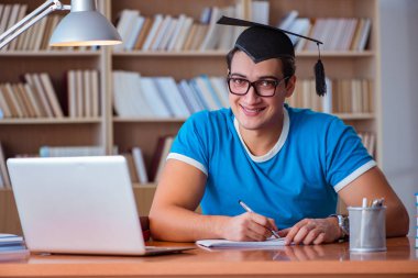 Üniversiteden mezun olan genç adam.