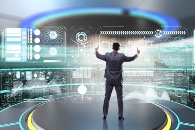 Veri madenciliğinde sanal düğmeye basan adam