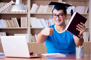 Üniversiteden mezun olan genç adam.