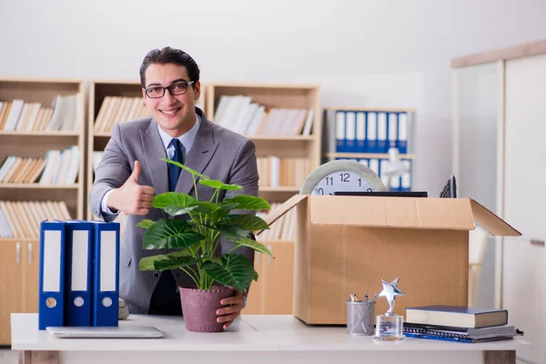 Mann zieht mit Kiste und Habseligkeiten um — Stockfoto