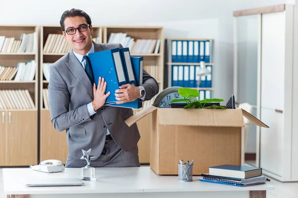 Homme déménageant bureau avec boîte et ses effets personnels — Photo