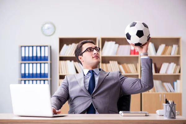 办公室里有足球的商人 — 图库照片