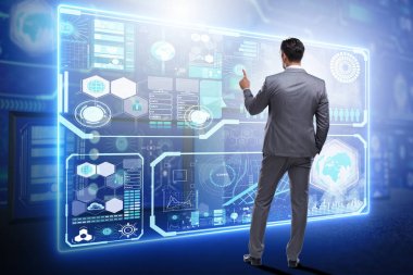 Büyük veri arayan iş adamı