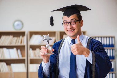 Üniversiteden mezun olan genç adam.