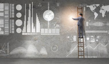 İş adamı küresel iş konseptinde merdiveni tırmanıyor