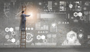 Veri yönetimi kavramında merdivendeki adam