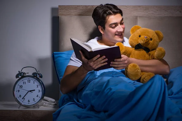 Jonge man slapen in het bed — Stockfoto