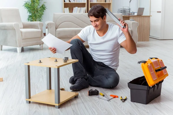 Homem montando móveis em casa — Fotografia de Stock