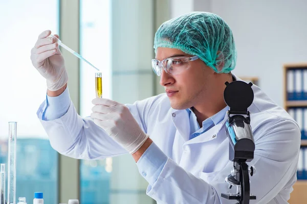 Cientista de biotecnologia trabalhando no laboratório — Fotografia de Stock