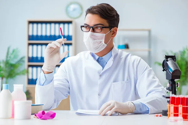 Dokter die met bloedmonsters werkt — Stockfoto