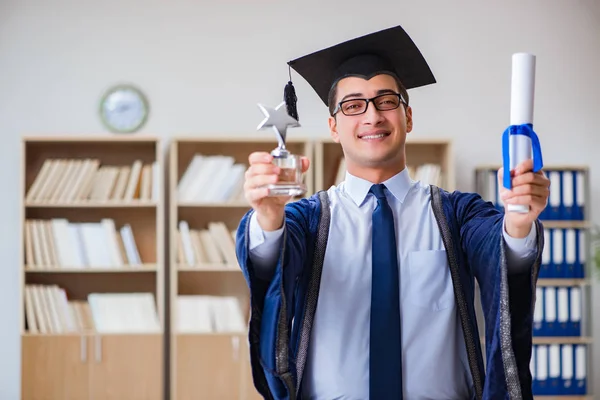 Junger Mann mit Universitätsabschluss — Stockfoto