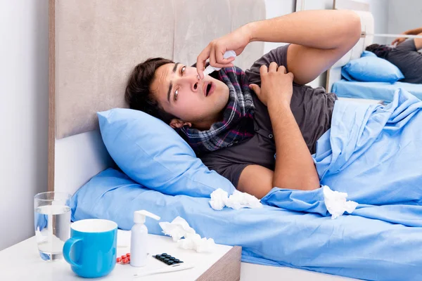 Enfermo enfermo en la cama tomando medicamentos y drogas — Foto de Stock