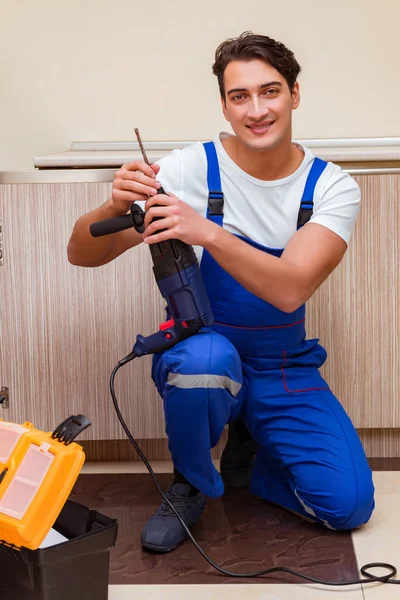 Jovem reparador que trabalha na cozinha — Fotografia de Stock