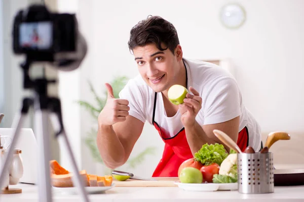 Blogger de comida trabalhando na cozinha — Fotografia de Stock