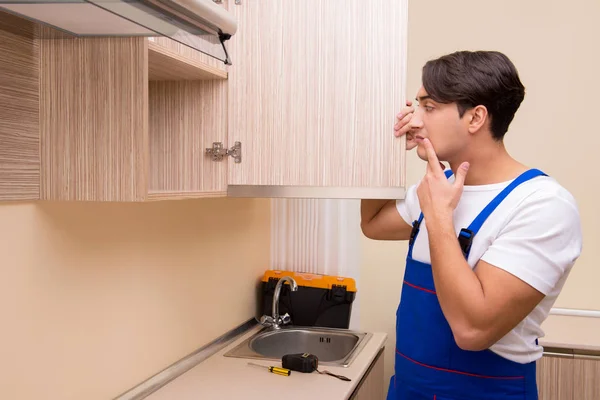 Fiatal férfi összeszerelése konyhabútor — Stock Fotó