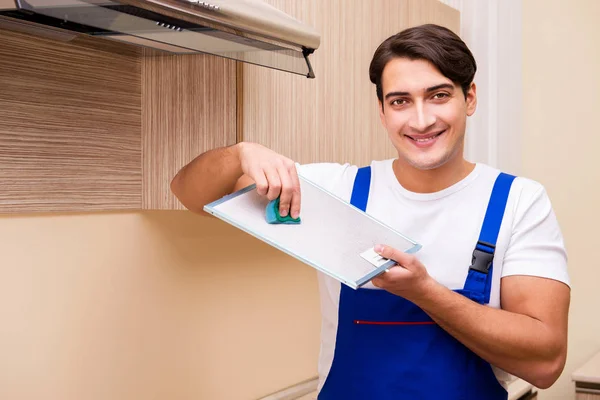 Młody człowiek pracujący ze sprzętem kuchennym — Zdjęcie stockowe