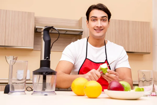 Hombre guapo trabajando en la cocina —  Fotos de Stock