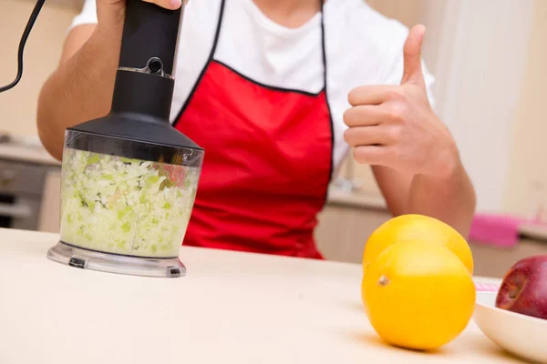 Schöner Mann bei der Arbeit in der Küche — Stockfoto