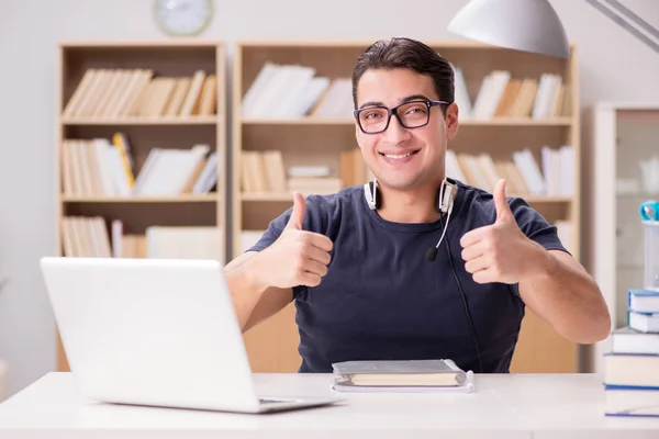 Joven freelance trabajando en la computadora — Foto de Stock