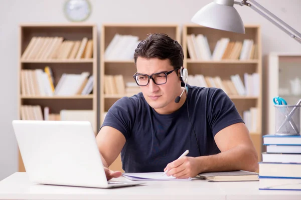 Freelancer jovem trabalhou no computador — Fotografia de Stock