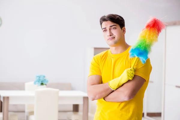 Mężczyzna mąż sprząta dom pomagając żonie — Zdjęcie stockowe