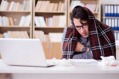 Hasta iş adamı ofiste.