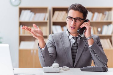 Çağrı merkezi operatörü telefonda konuşuyor.