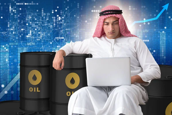 Arabische zakenman die ruwe olie verhandelt op laptop — Stockfoto