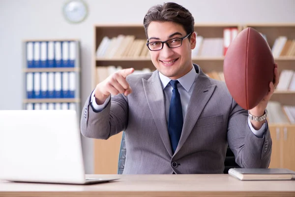 Empresario con fútbol americano en la oficina — Foto de Stock